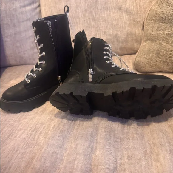 Stylish Black Lace-Up Boots - Picture 3 of 3